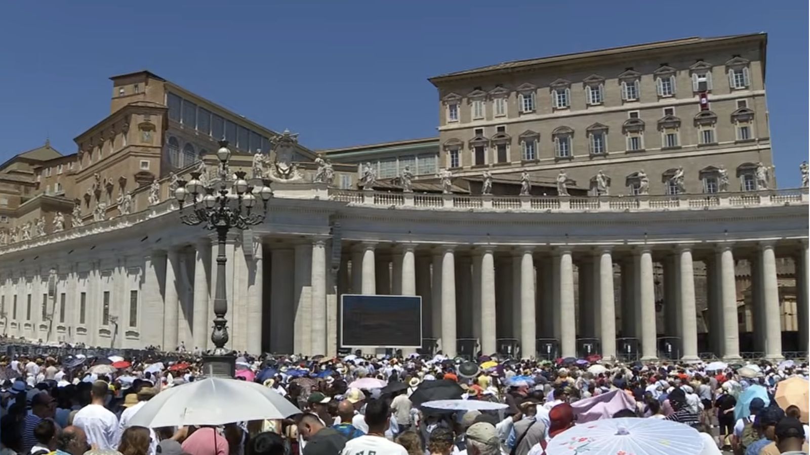 Fieles esperan bajo el sol a escuchar el rezo del ángelus del Papa en la plaza de san Pedro