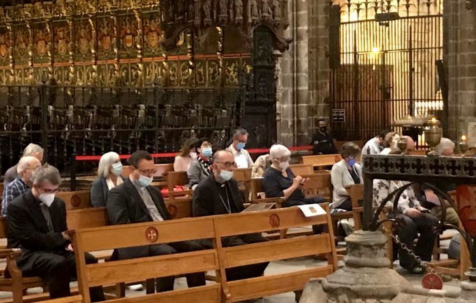 Omella, con mascarilla, junto a sus auxiliares en la vigilia de Pentecostés en la catedral de Barcelona