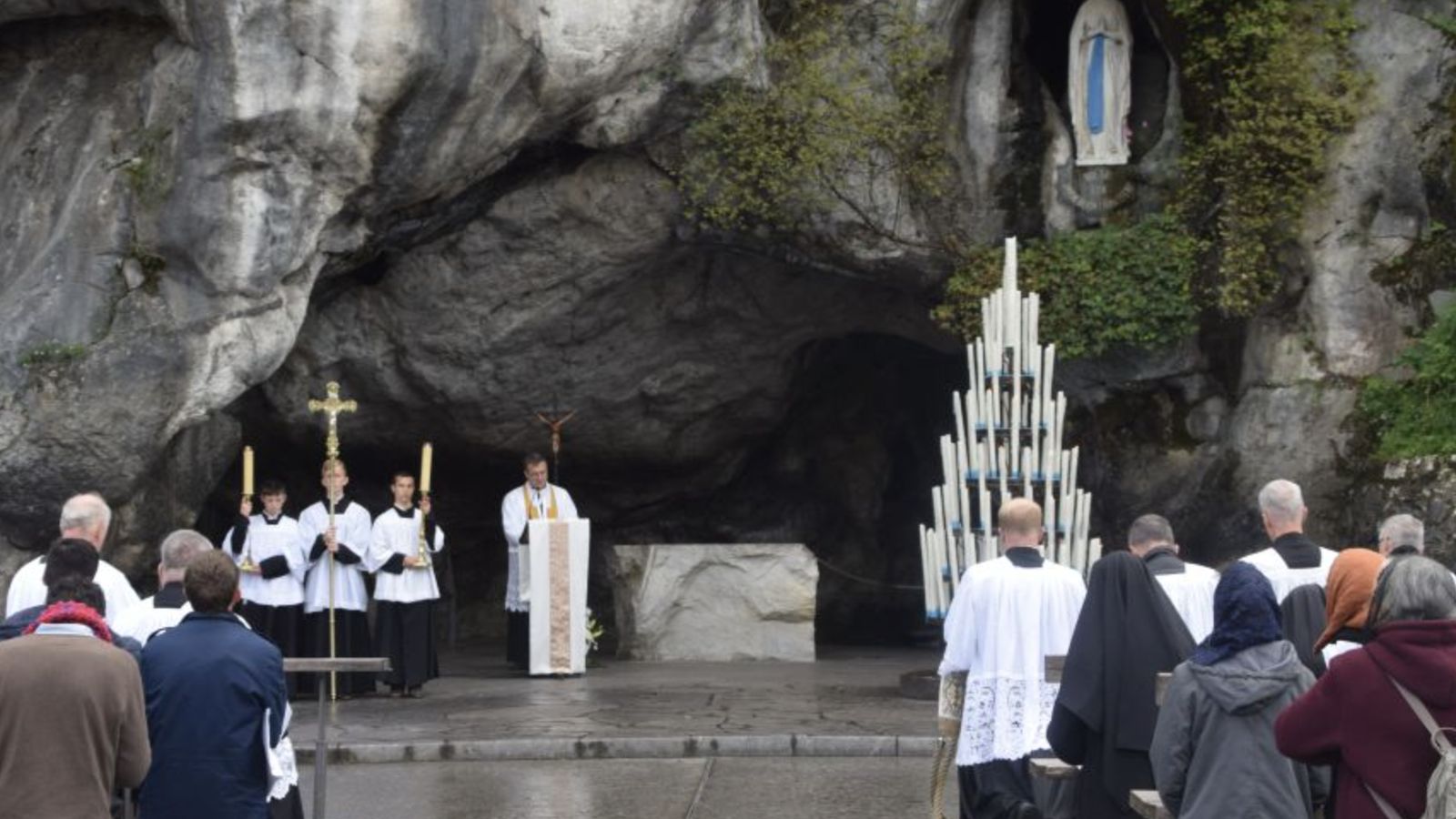 Celebración de los lefebvrianos en la gruta de Lourdes