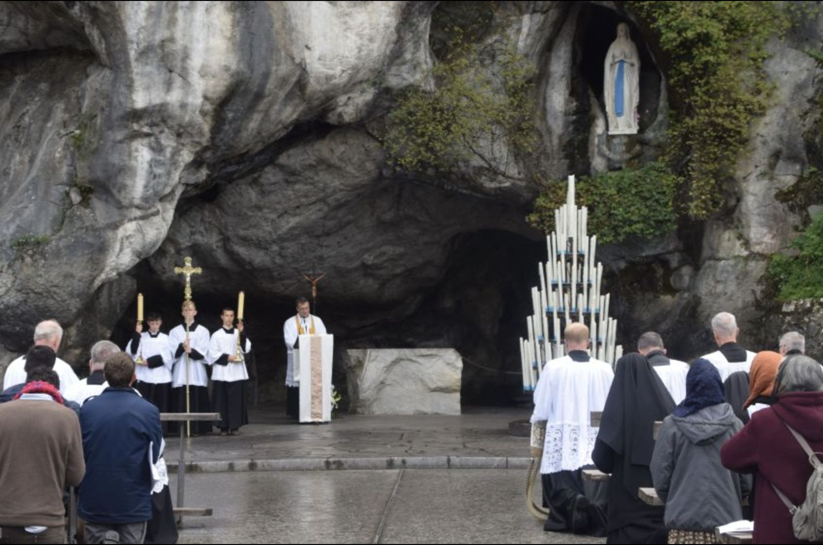 Celebración de los lefebvrianos en la gruta de Lourdes