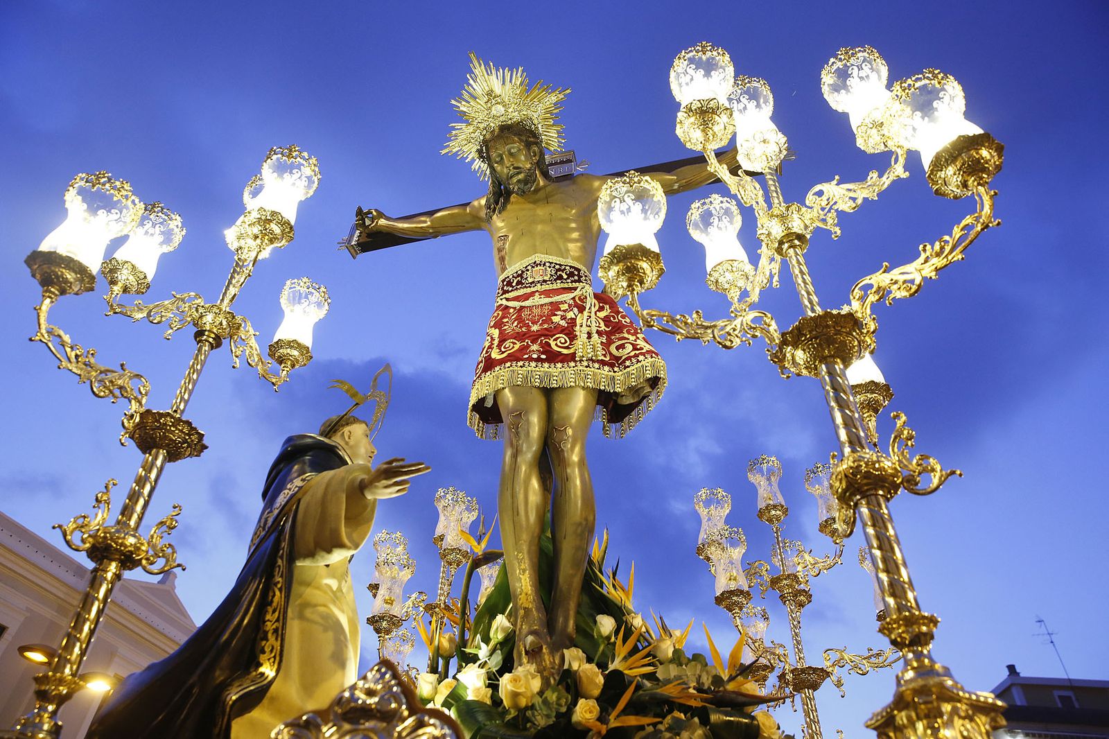 San Vicente  Ferrer arrodillado ante el Cristo de la Fe.
