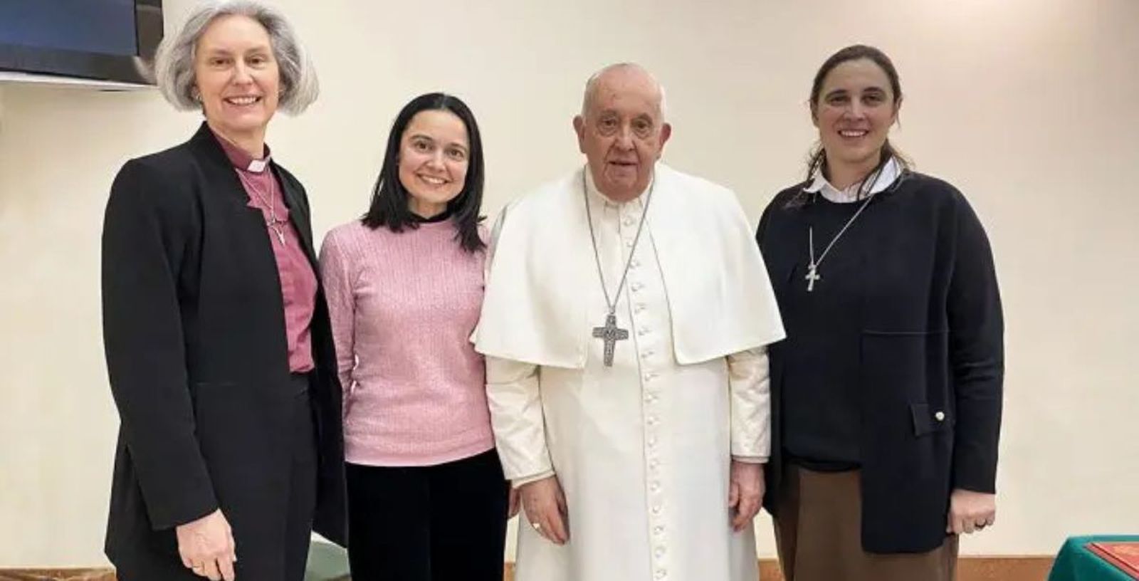 El Papa, con Linda Porcher, la obispa anglicana Jo Bailey Wells y la hermana Giuliva di Berardino