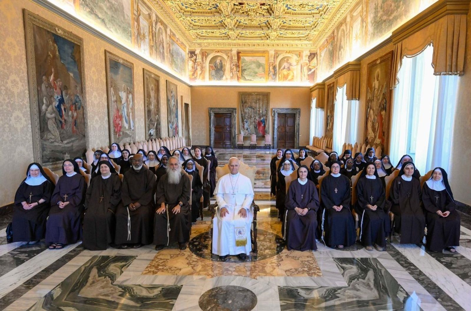El Papa, con las clarisas italianas