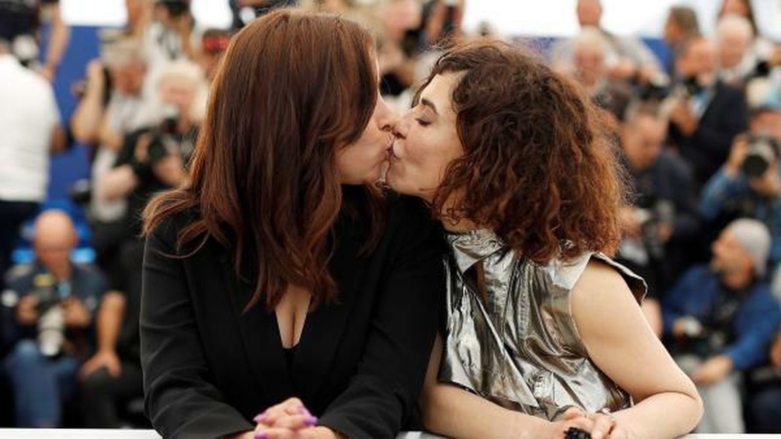 Lubna Azabal y Nisrin Erradi se besan en la alfombra roja de Cannes