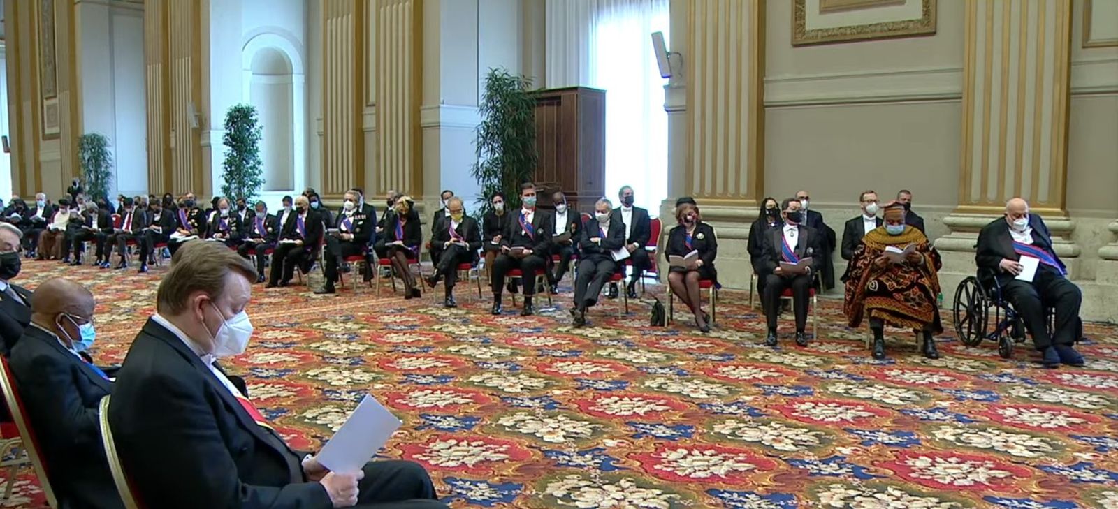 Los embajadores escuchan al Papa