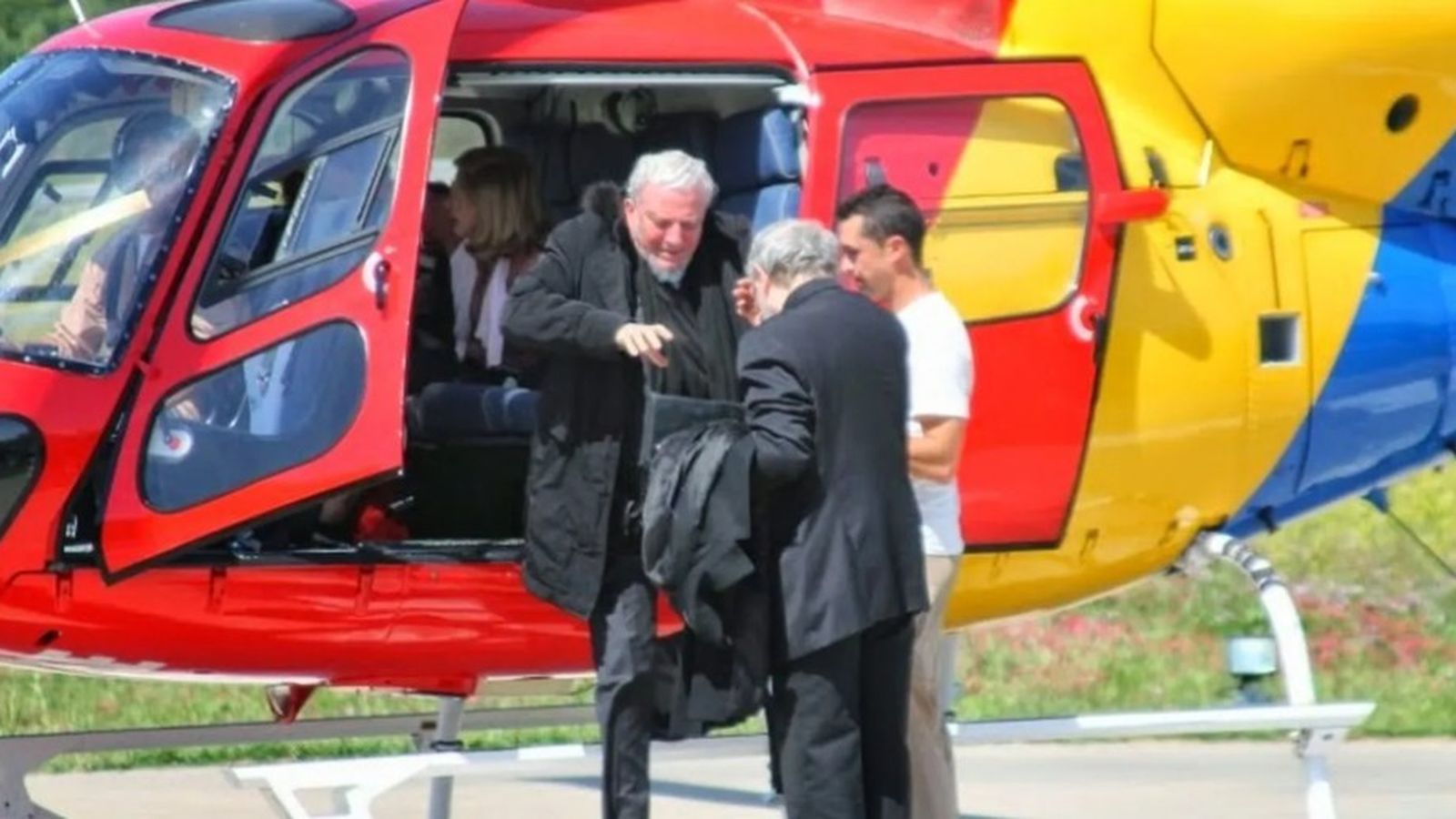 Kiko Argüello, el fundador del Camino, bajando de transporte privado