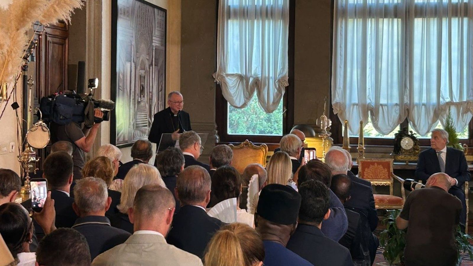 Parolin, durante la presentación del libro