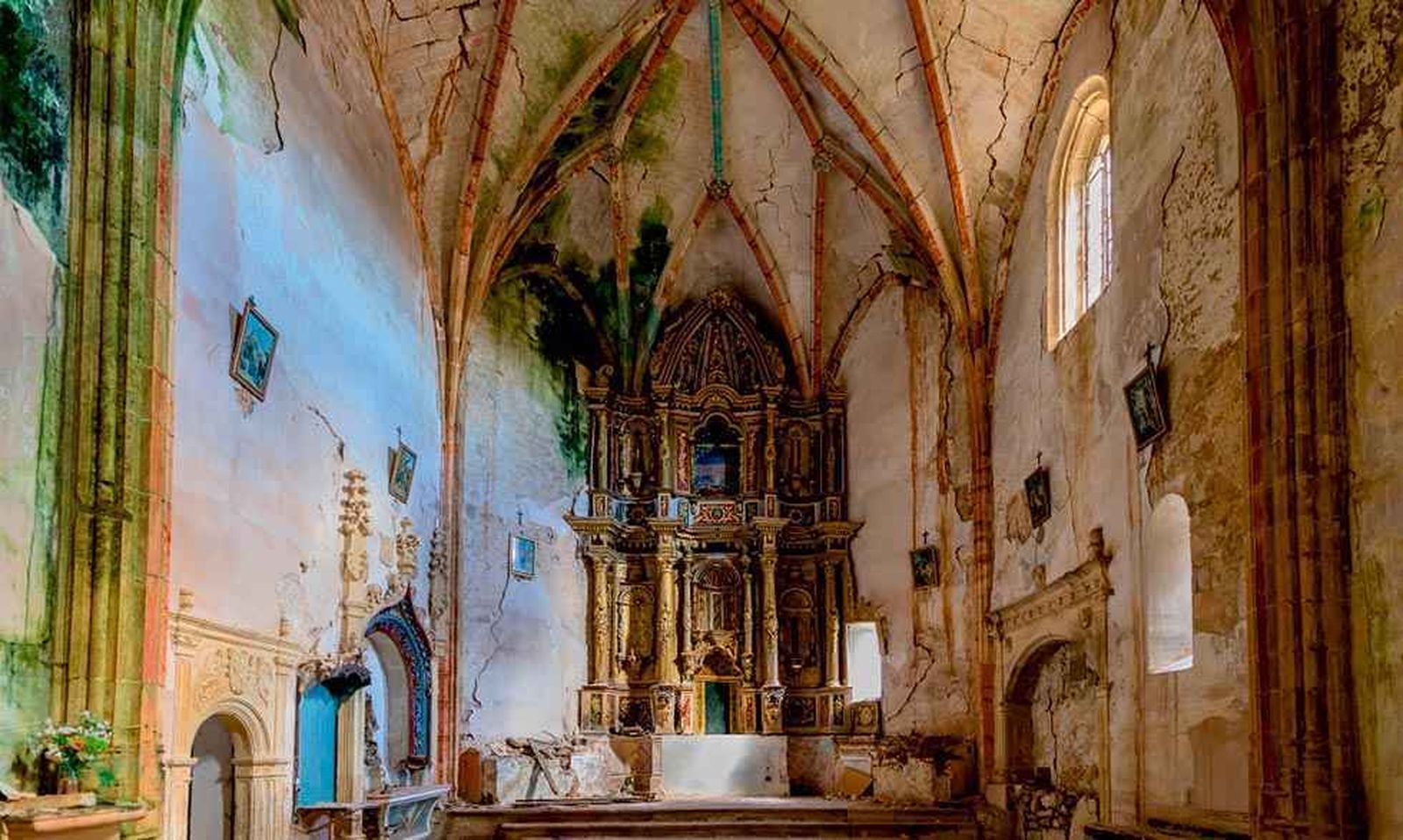 Los fieles consiguen 'salvar' la torre del campanario de la iglesia de Fuenteodra