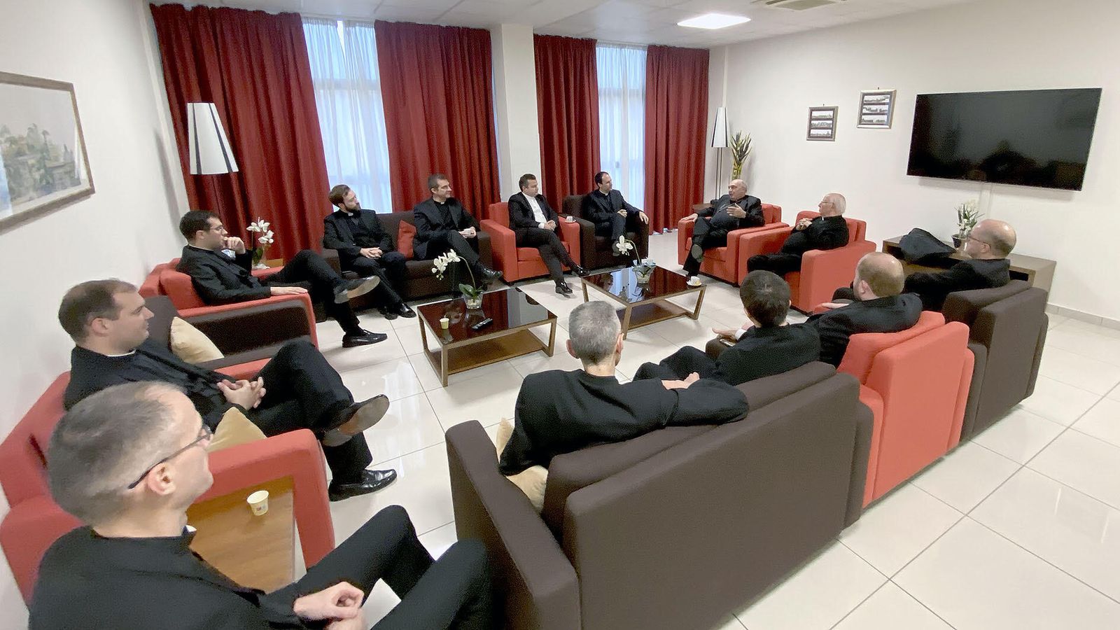 El obispo Benavent, con los operarios diocesanos y los colegiales valencianos