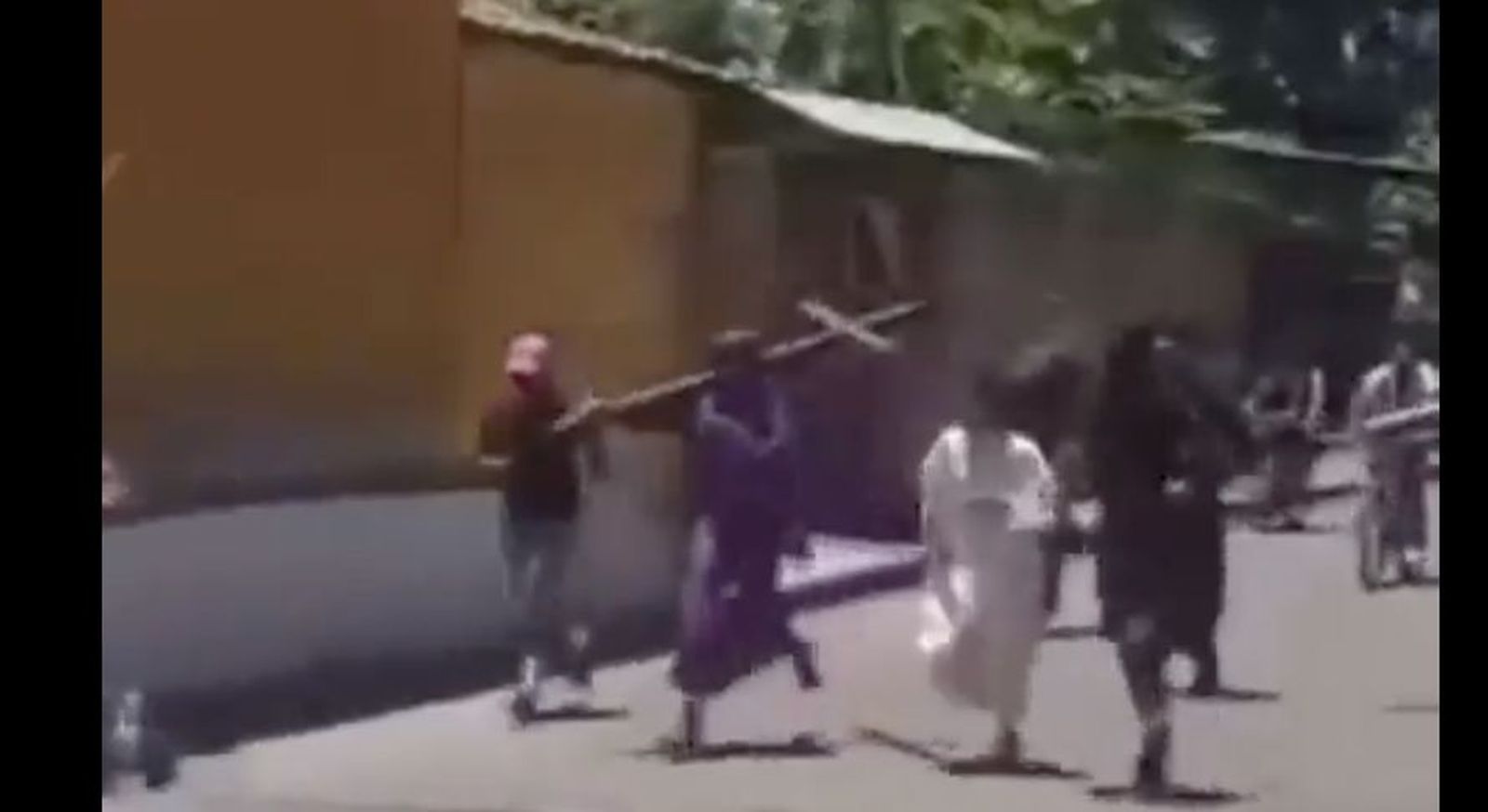 Participantes en la procesión huyen de la Policía nicaragüense