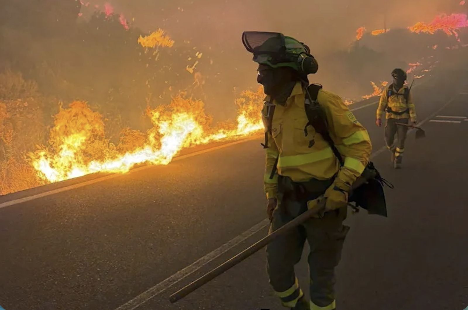Bomberos trabajan en el incendio de Los Gallardos