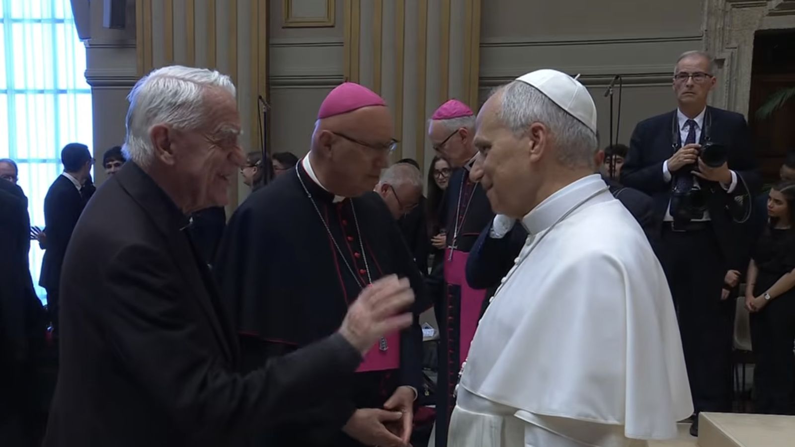 El Papa saluda a Lombardi