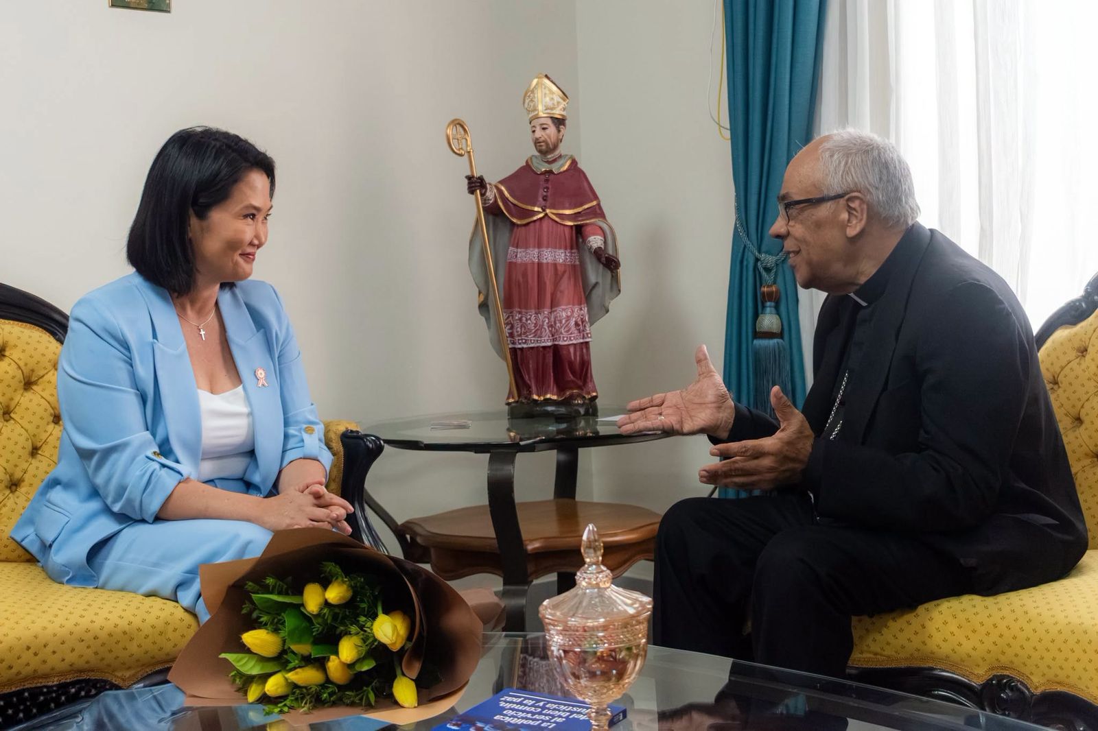 Keiko Fujimori con Mons. Carlos García Camader, presidente de la Conferencia Episcopal Peruana