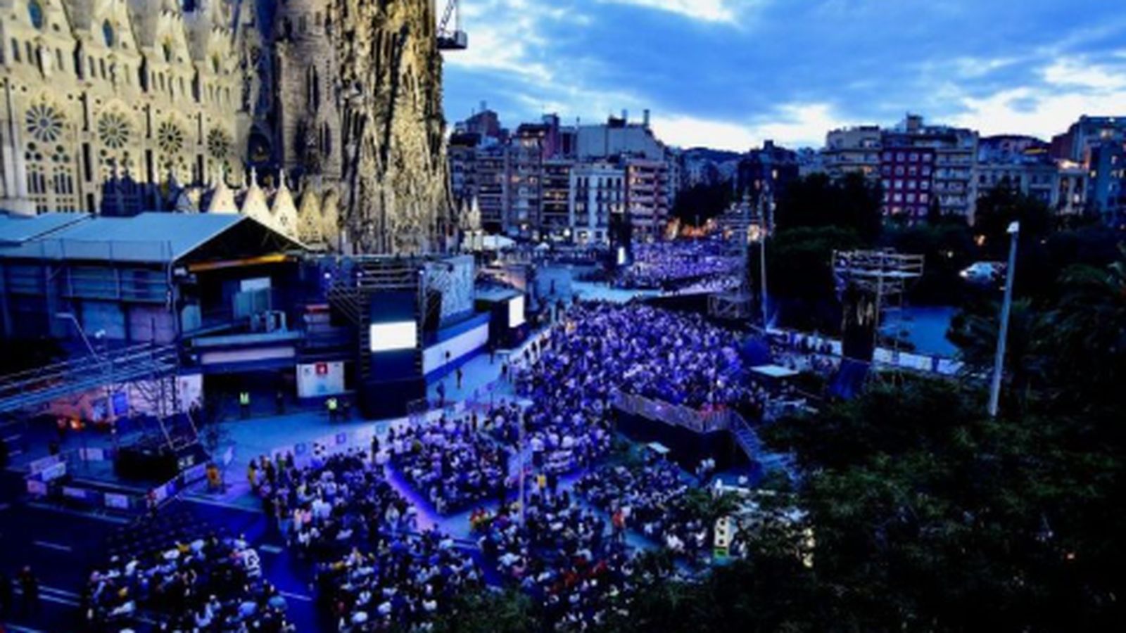 El público reunido ante la fachada del Nacimiento, minutos antes de la bendición de la torre central de la Sagrada Familia.