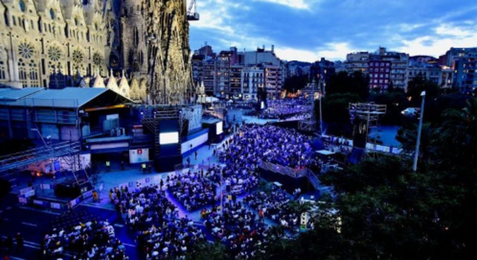 El público reunido ante la fachada del Nacimiento, minutos antes de la bendición de la torre central de la Sagrada Familia.