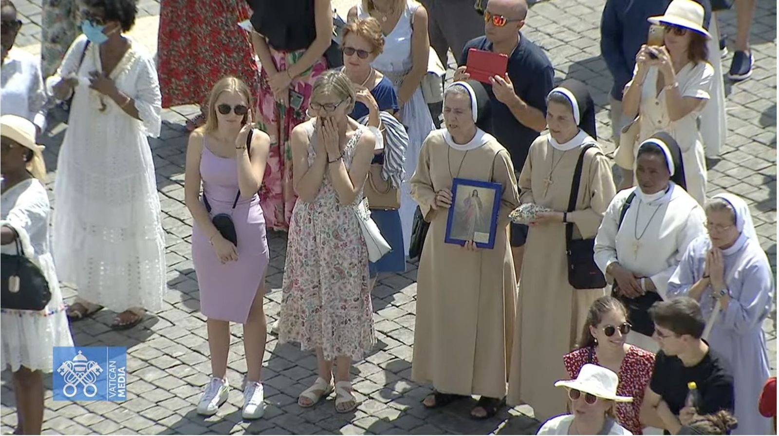 Fieles escuchan el ángelus