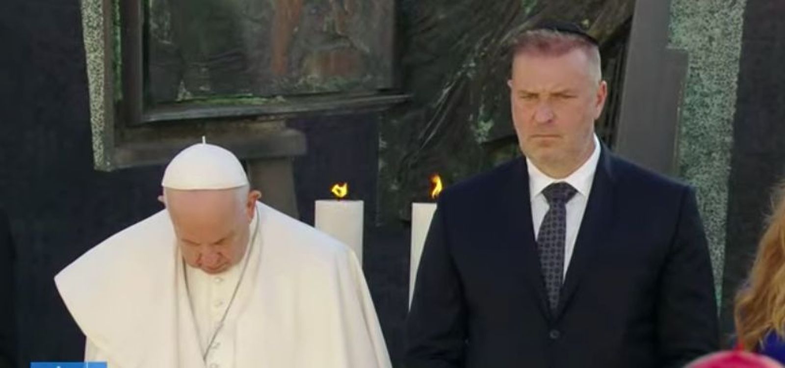 El Papa ora ante el monumento a la Shoah en Bratislava