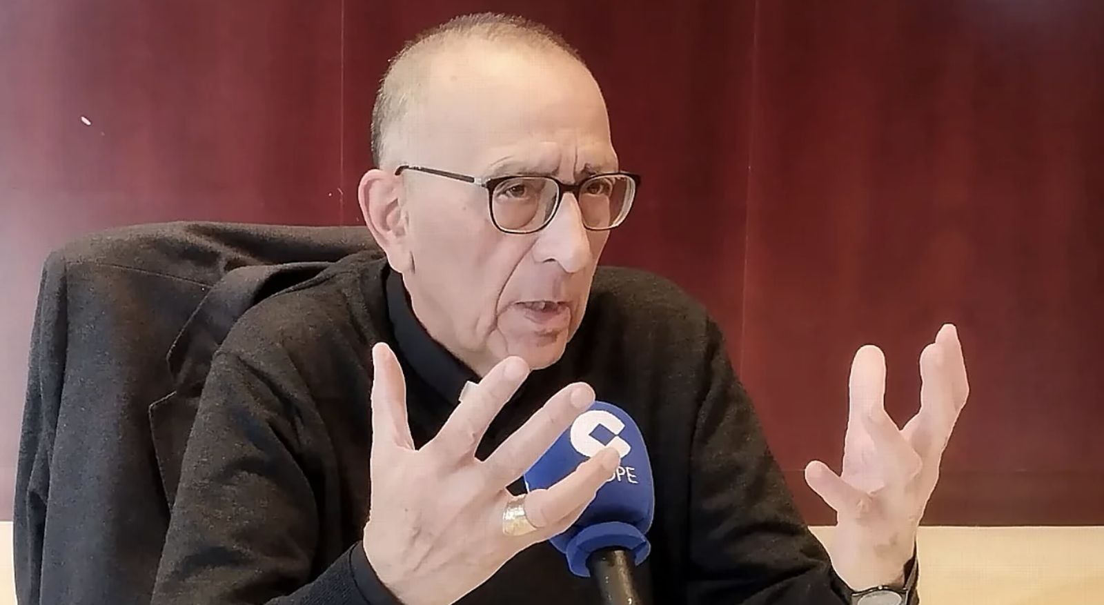 Omella, durante la entrevista