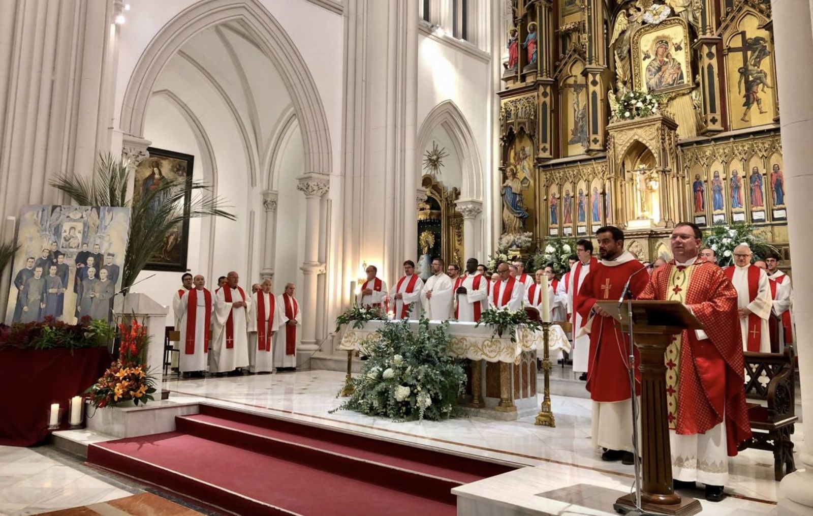 El P. Gomes durante la eucaristía