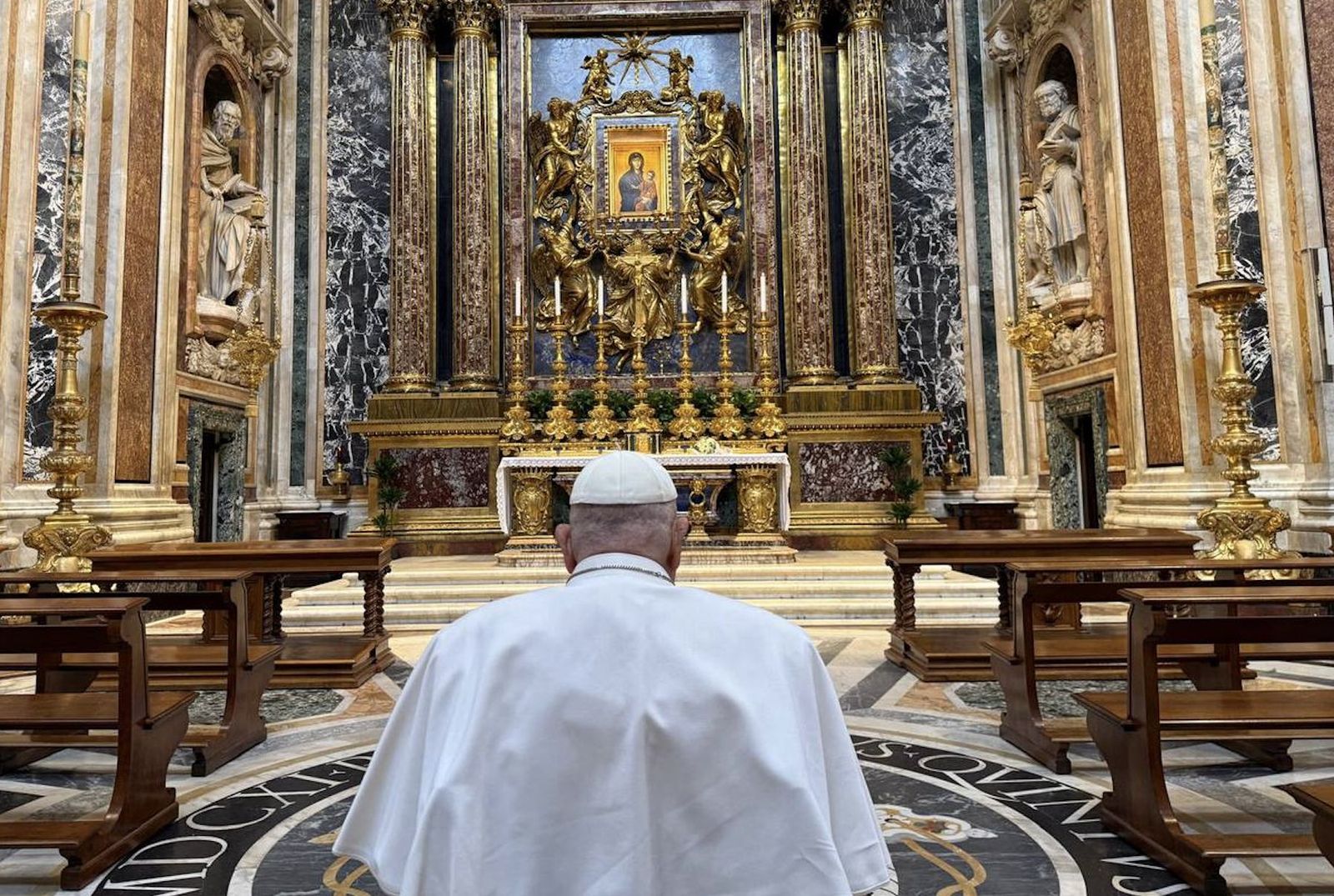 Francisco, ante el icono de la Virgen, Salus Populi Romani