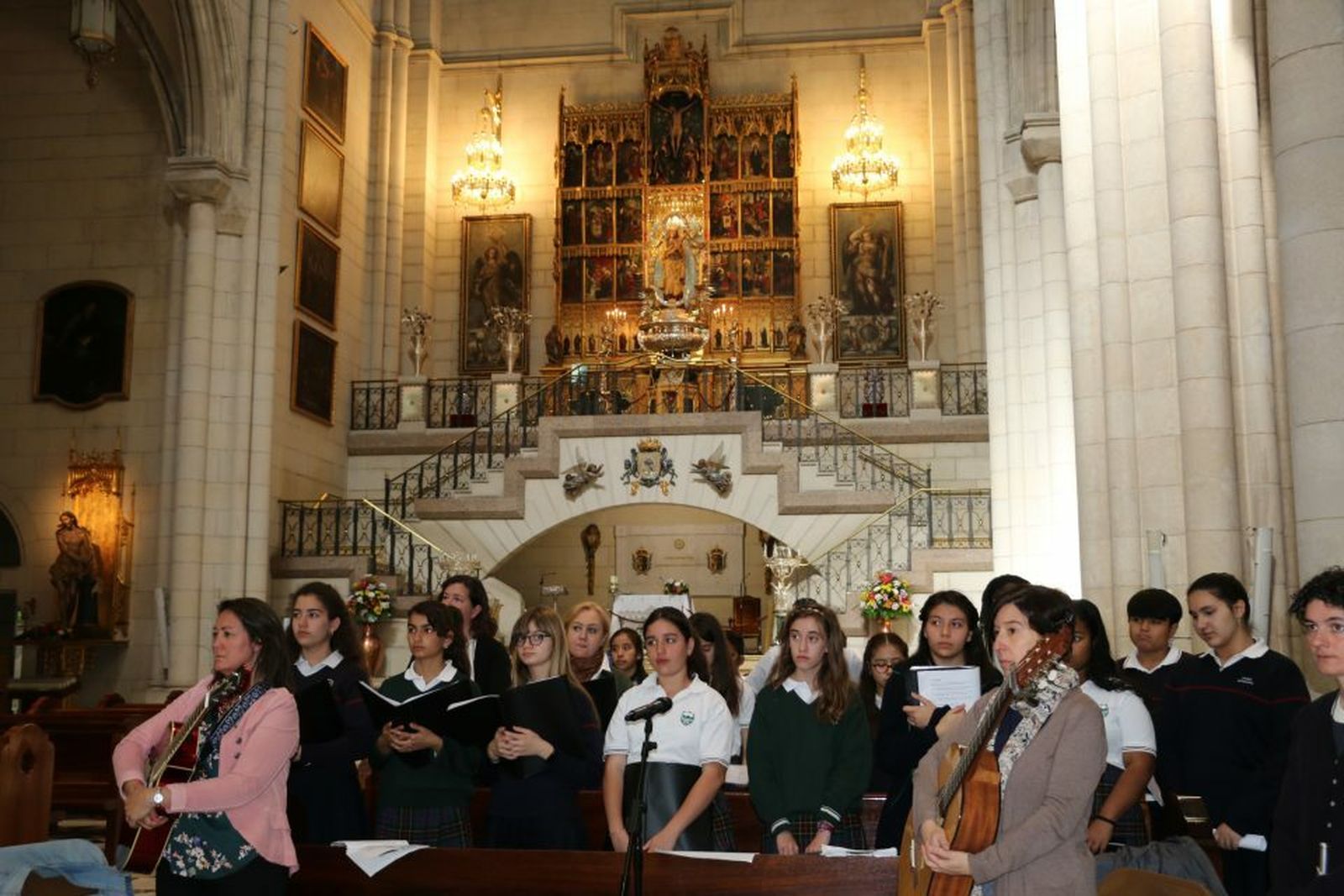 Coro del Colegio Santamarca en la catedral de la Almudena de Madrid