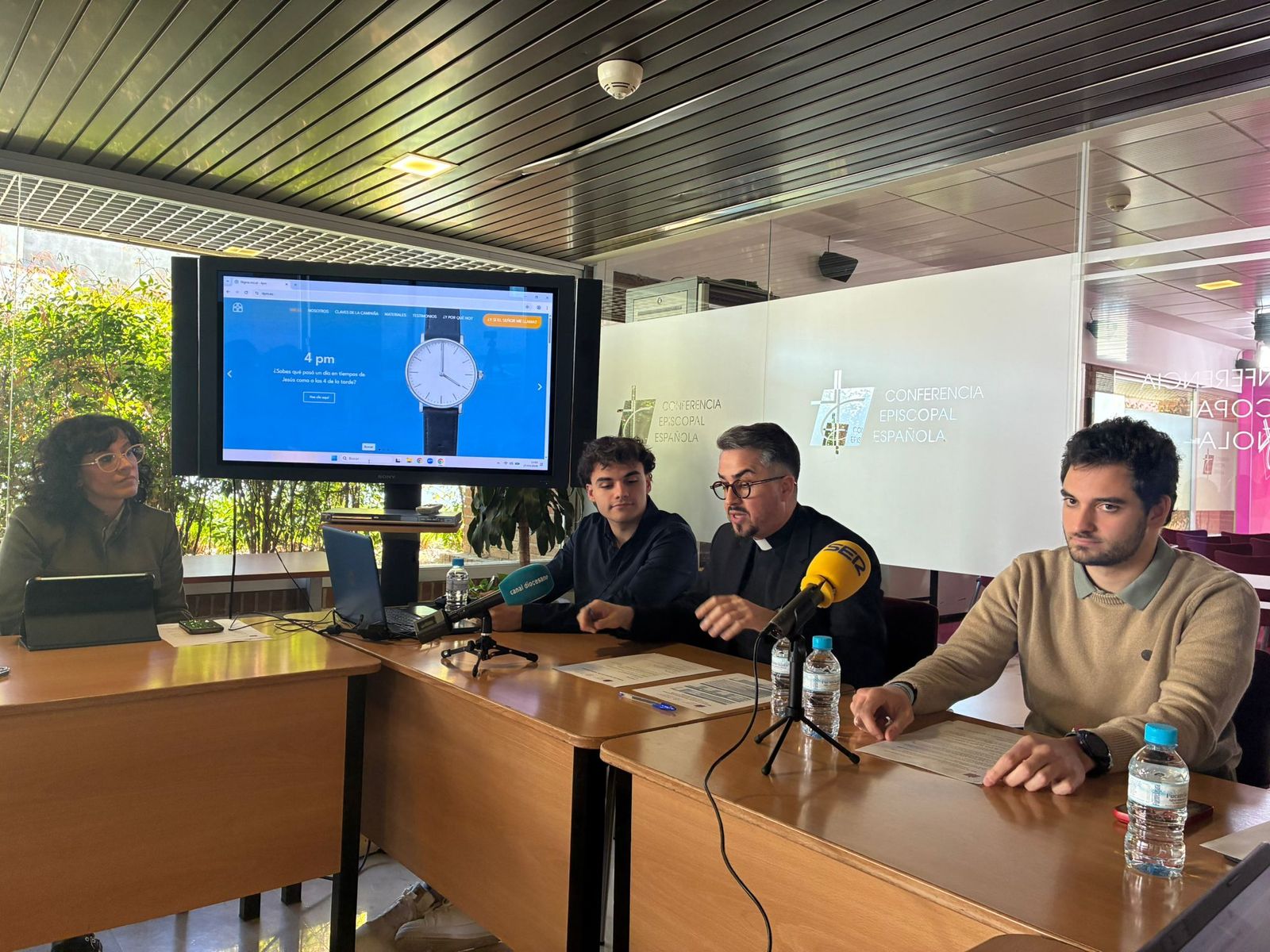 Seminaristas en la presentación de la campaña