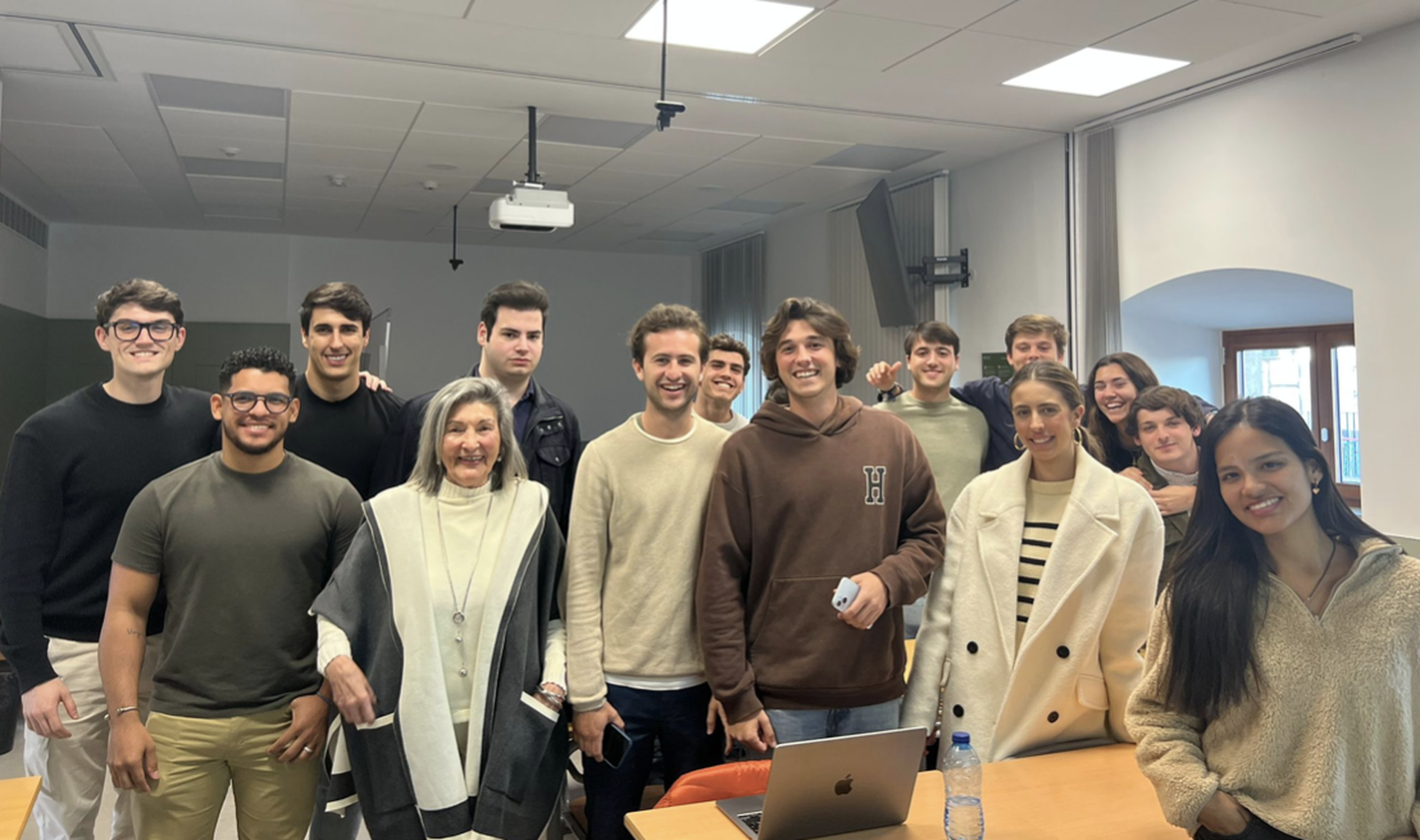 Presen Rodríguez con los alumnos de último curso de ADE de la Universidad Católica de Valencia (UCV)