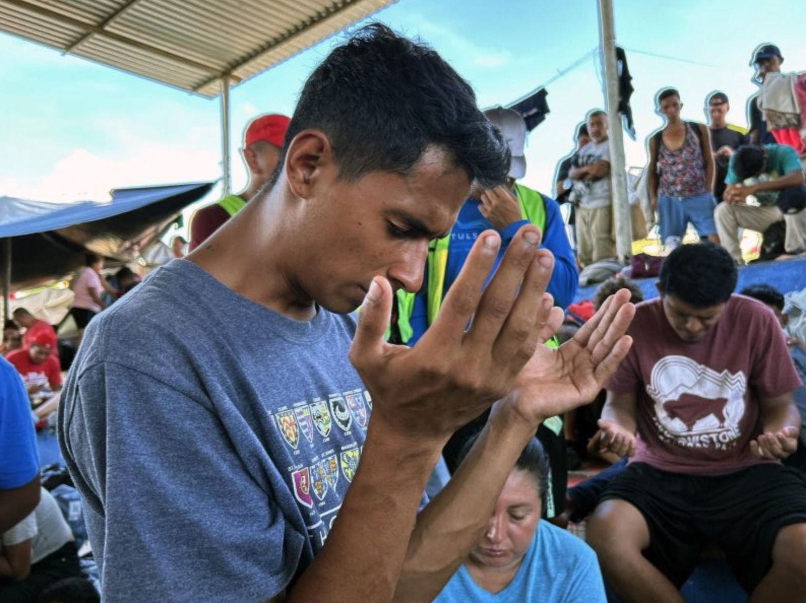 Caravana de migrantes de Tapachula reza para pedir por su avance