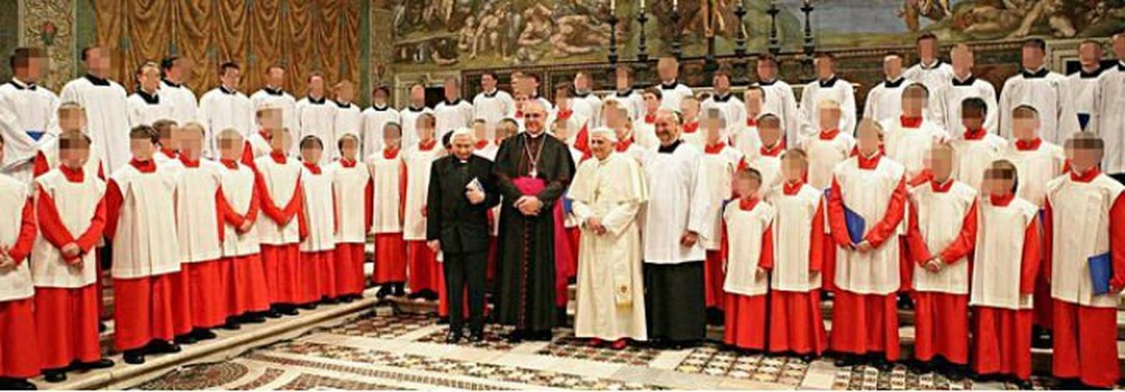 Müller, con los Ratzinger, junto al Coro de Ratisbona en la capilla Sixtina