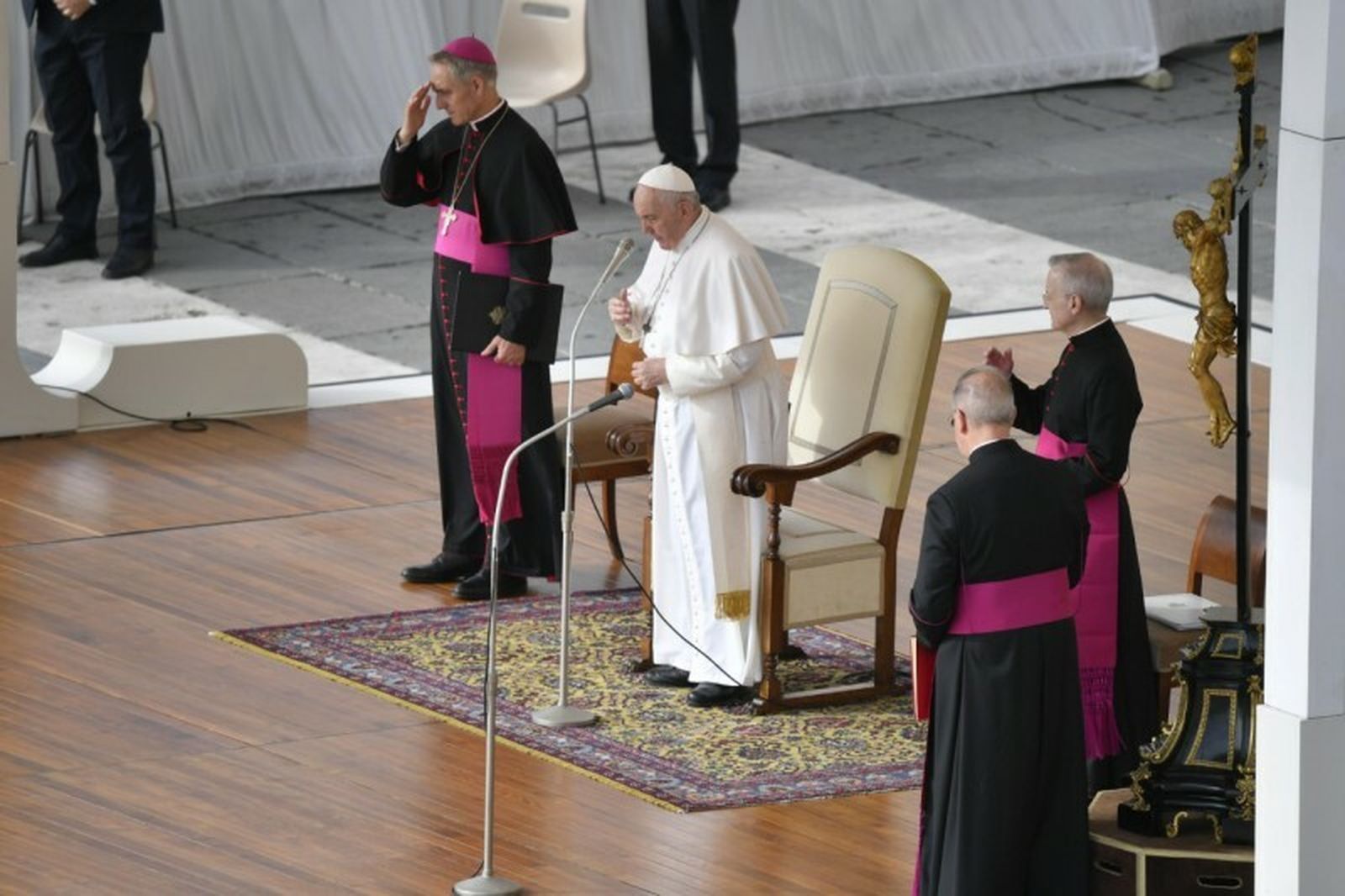 Bergoglio dando la catequesis