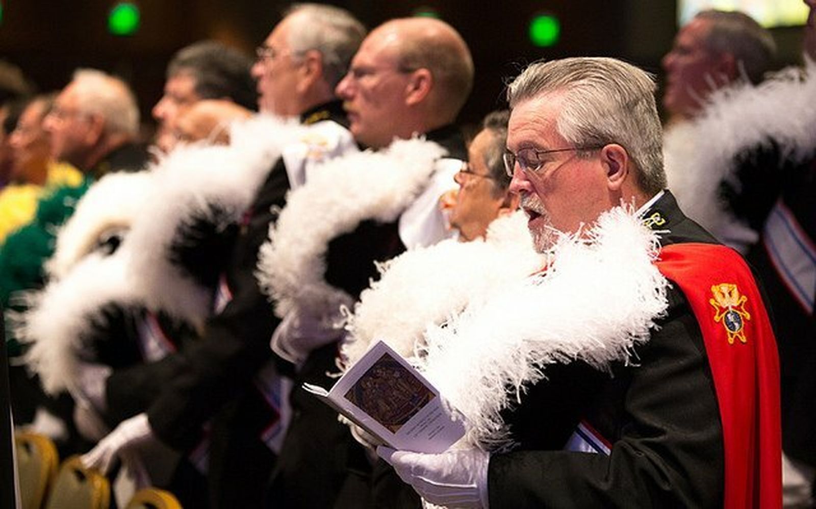 Los Caballeros cantan durante la Misa primer de la 132a Convención Supremo de los Caballeros de Colón en Orlando, Florida el 5 de agosto de 2014