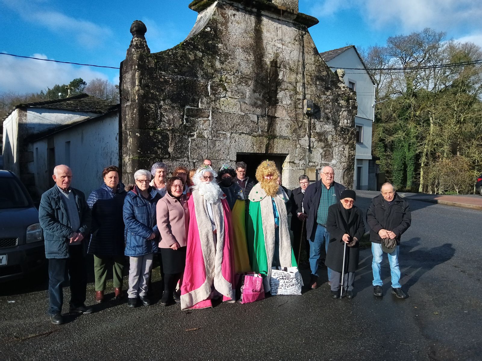 Los Reyes Magos con los vecinos de Momán