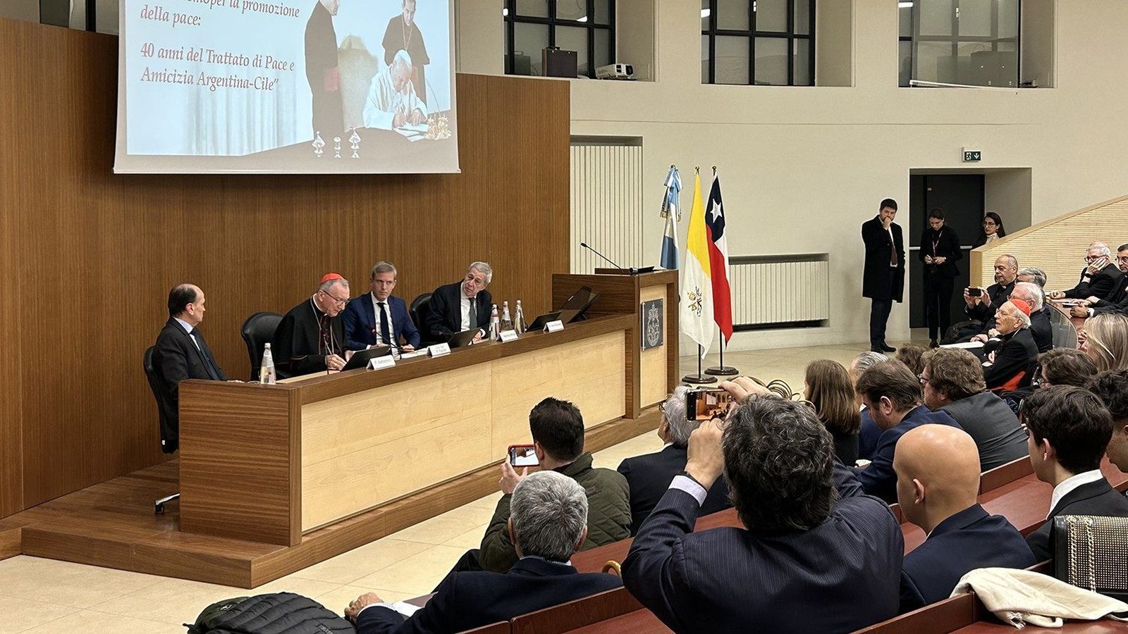 Parolin, durante su conferencia en la Gregoriana