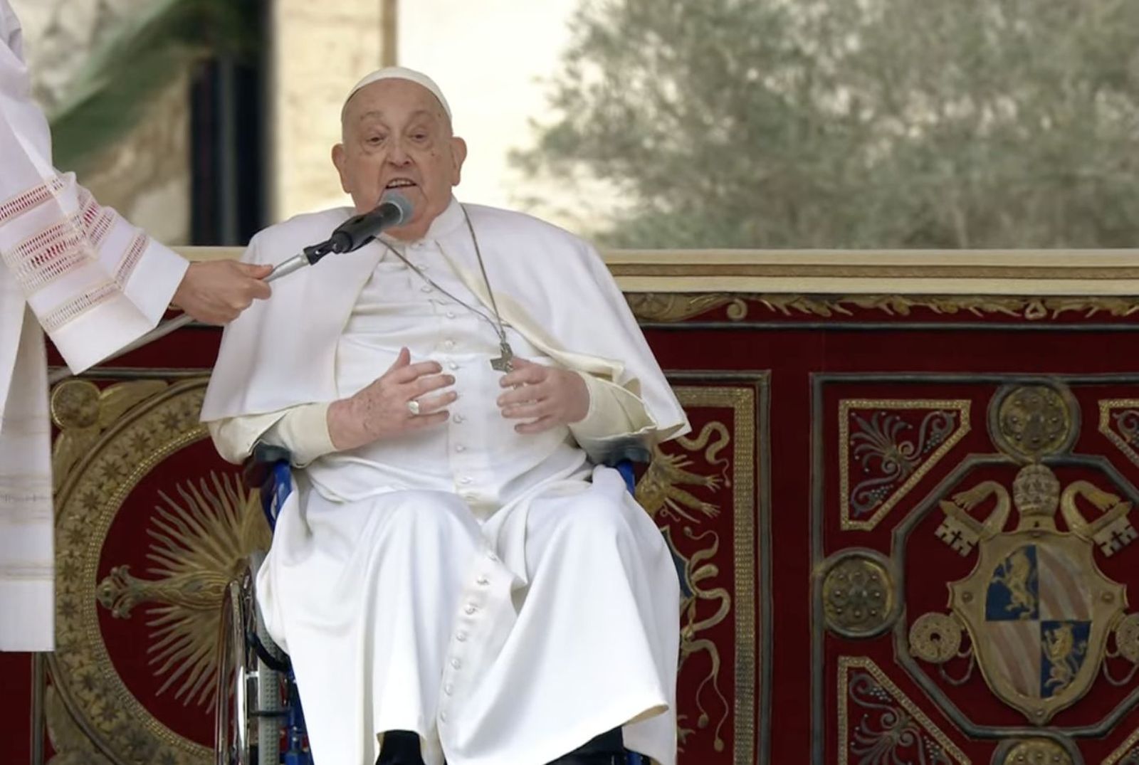 Francisco saluda a los fieles