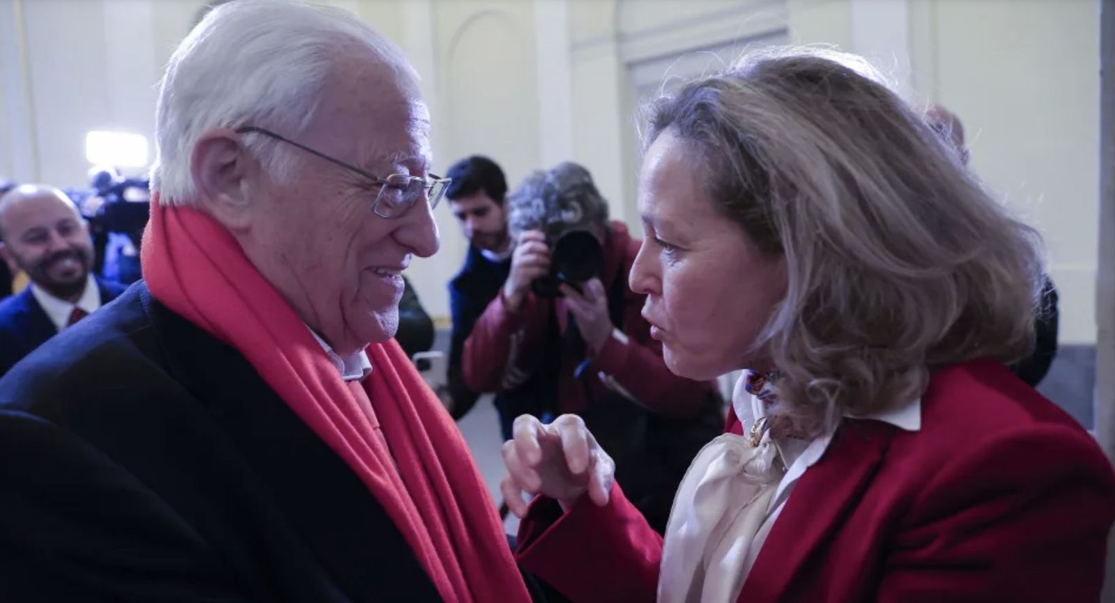 Nadia Calviño y el padre Ángel