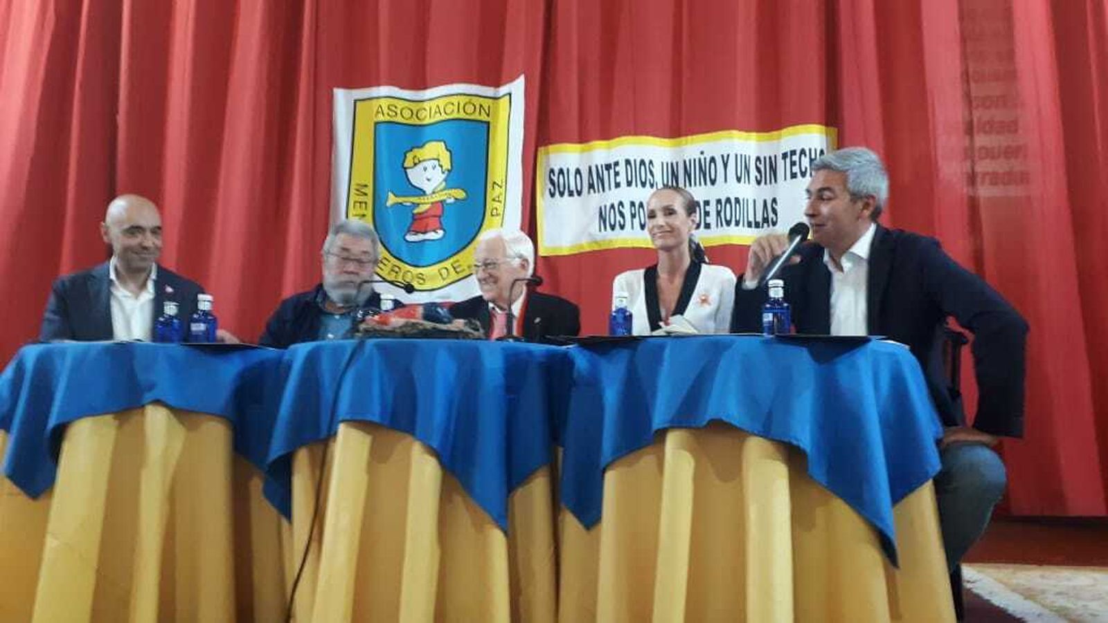 Mesa de presentacióin del libro del Padre Ángel