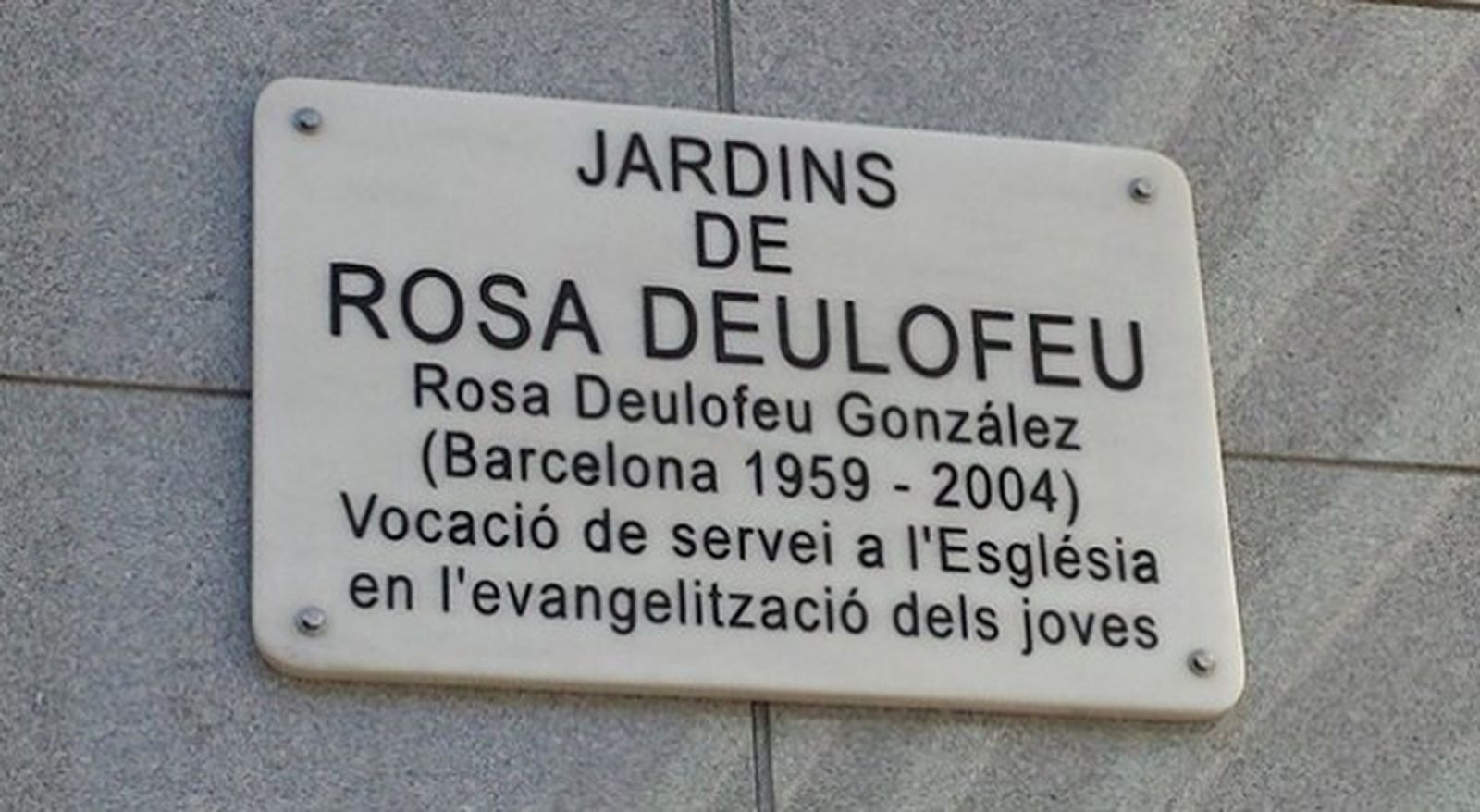 Placa de dedicación de unos jardines a Rosa Deulofeu