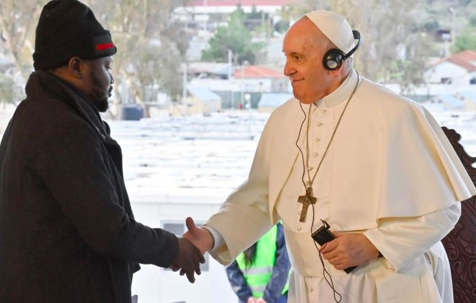 El Papa saluda al representante de los refugiados