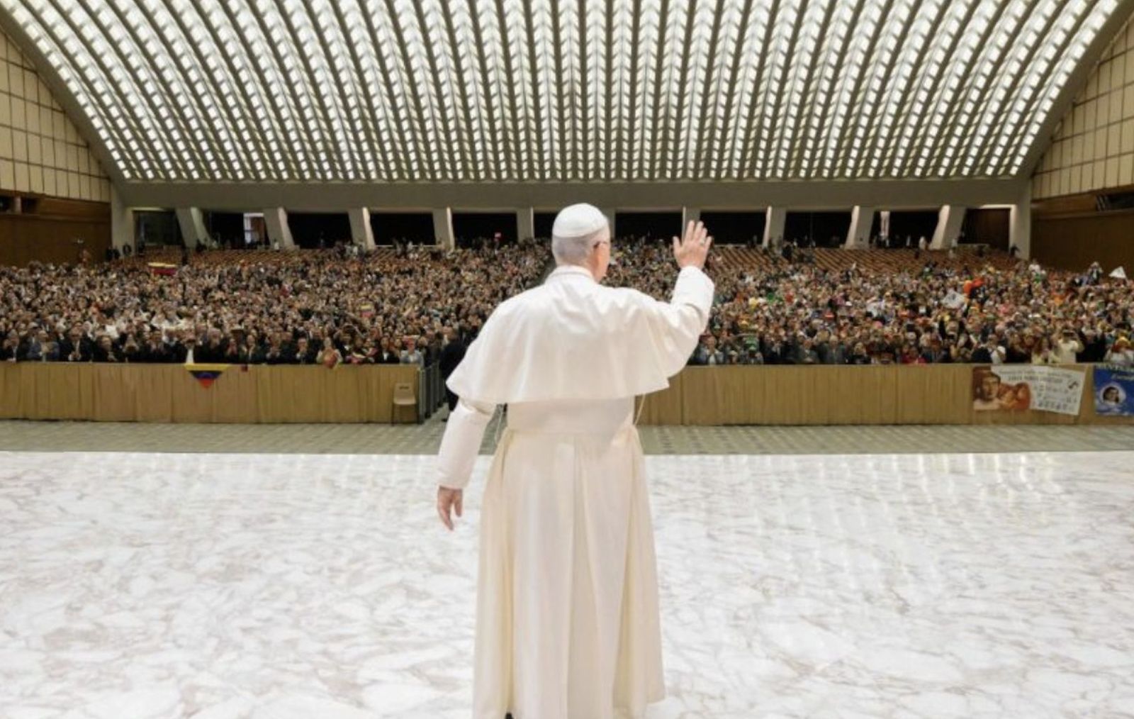León XIV saluda en el Aula Pablo VI a los asistentes a las canonizaciones