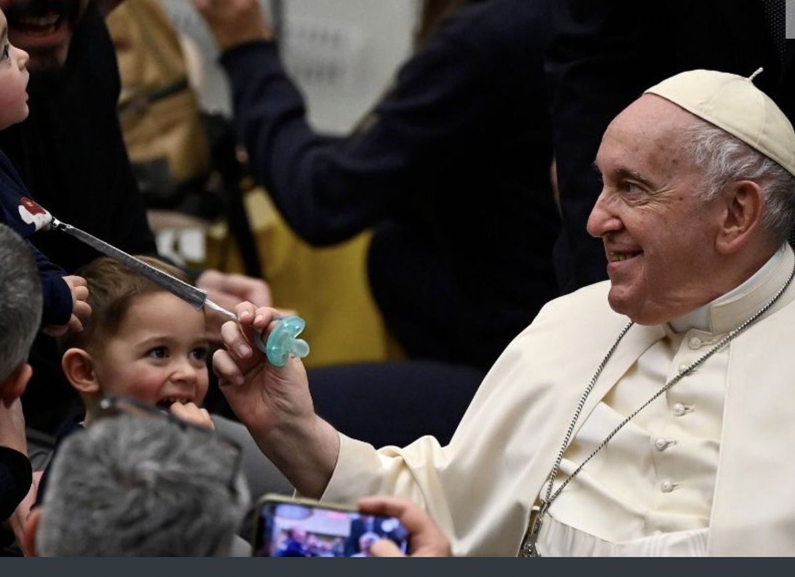 El Papa juega con unos niños