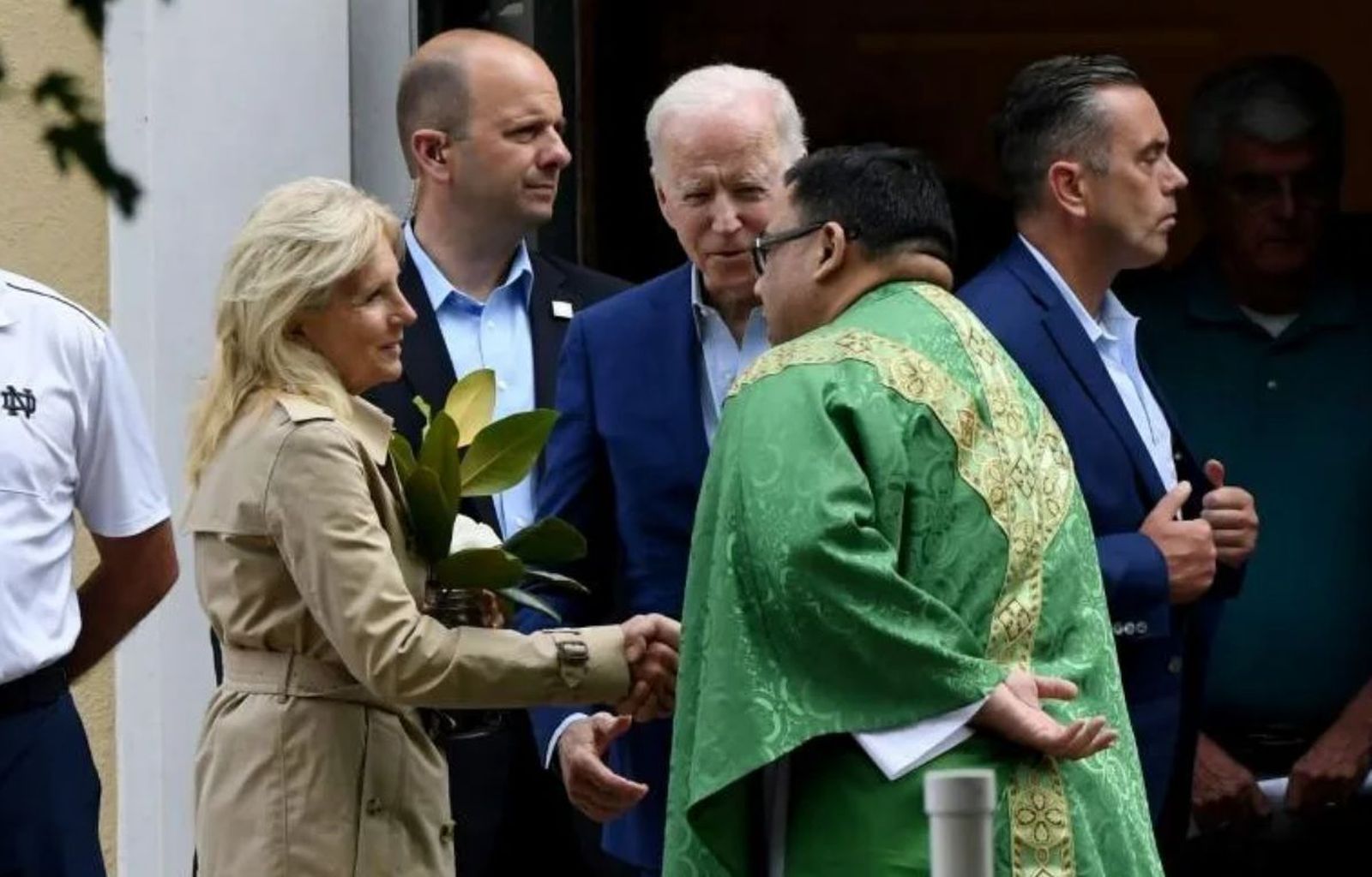Joe Biden y su esposa, Jill, en la iglesia