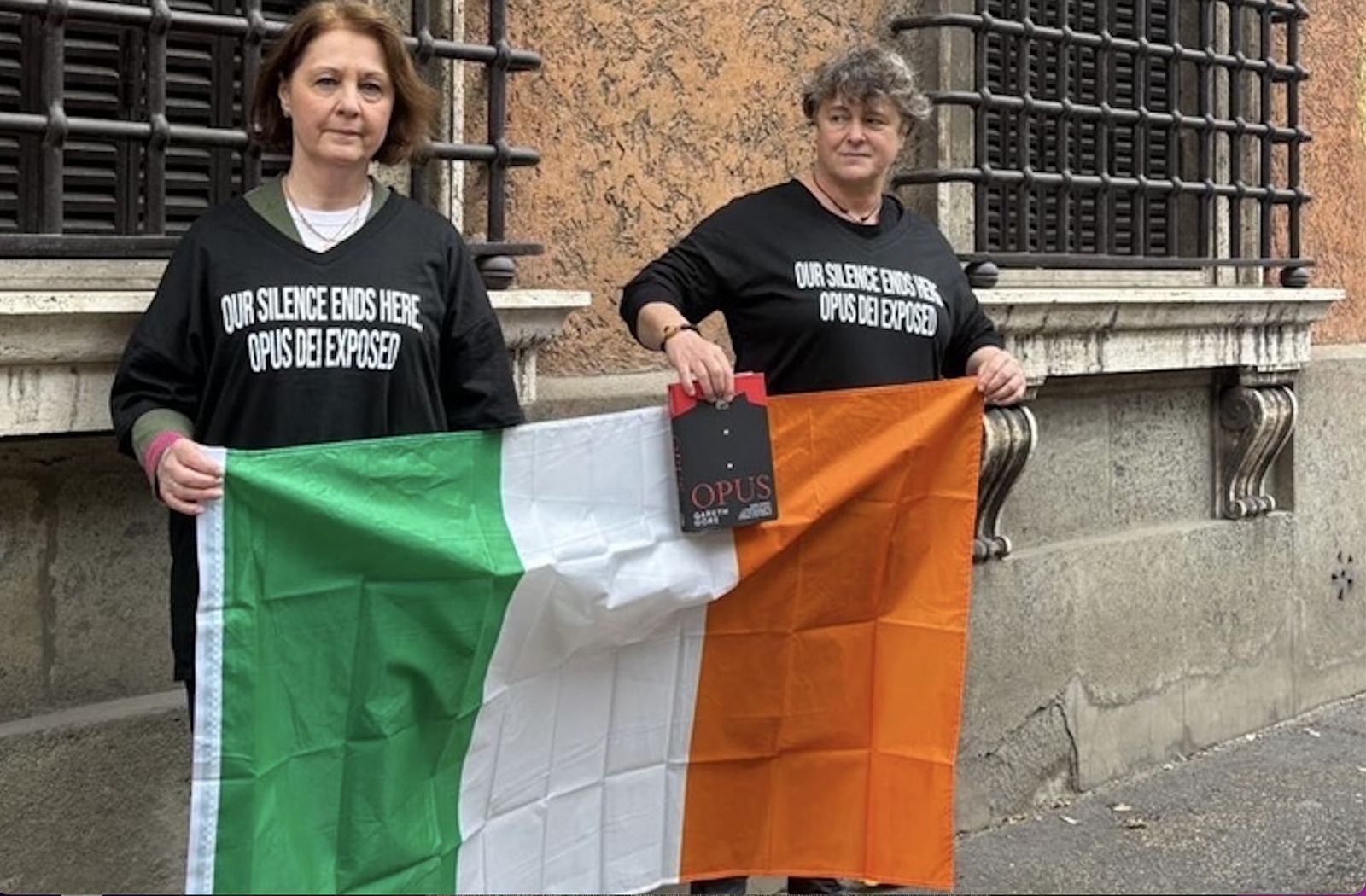 Anne Marie Allen y Claudine Maguire, ex numerarias auxiliares, ante la sede del Opus en Roma
