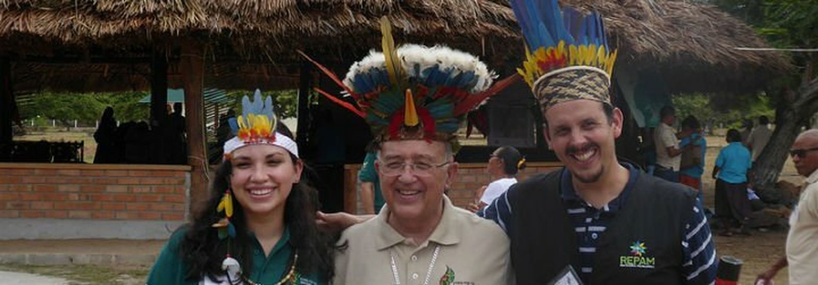 Barreto, con un sombrero de plumas indígena
