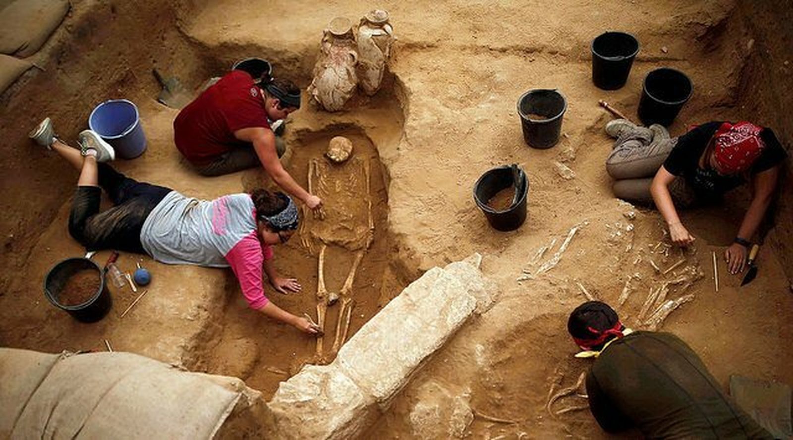 Arqueólogos trabajando en la excavación