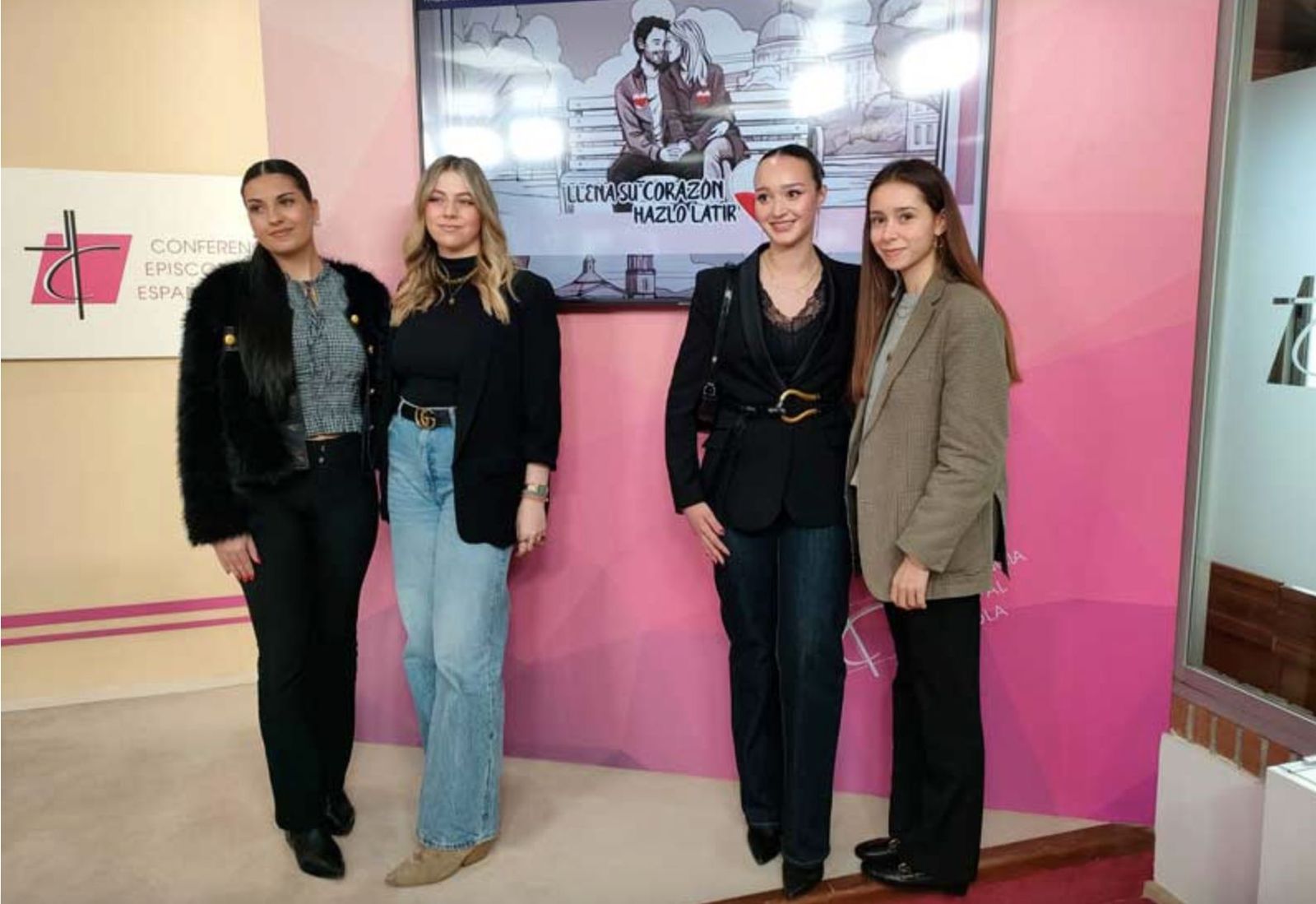 Carlota Mariño con el resto de creativos de la campaña de la Semana del matrimonio