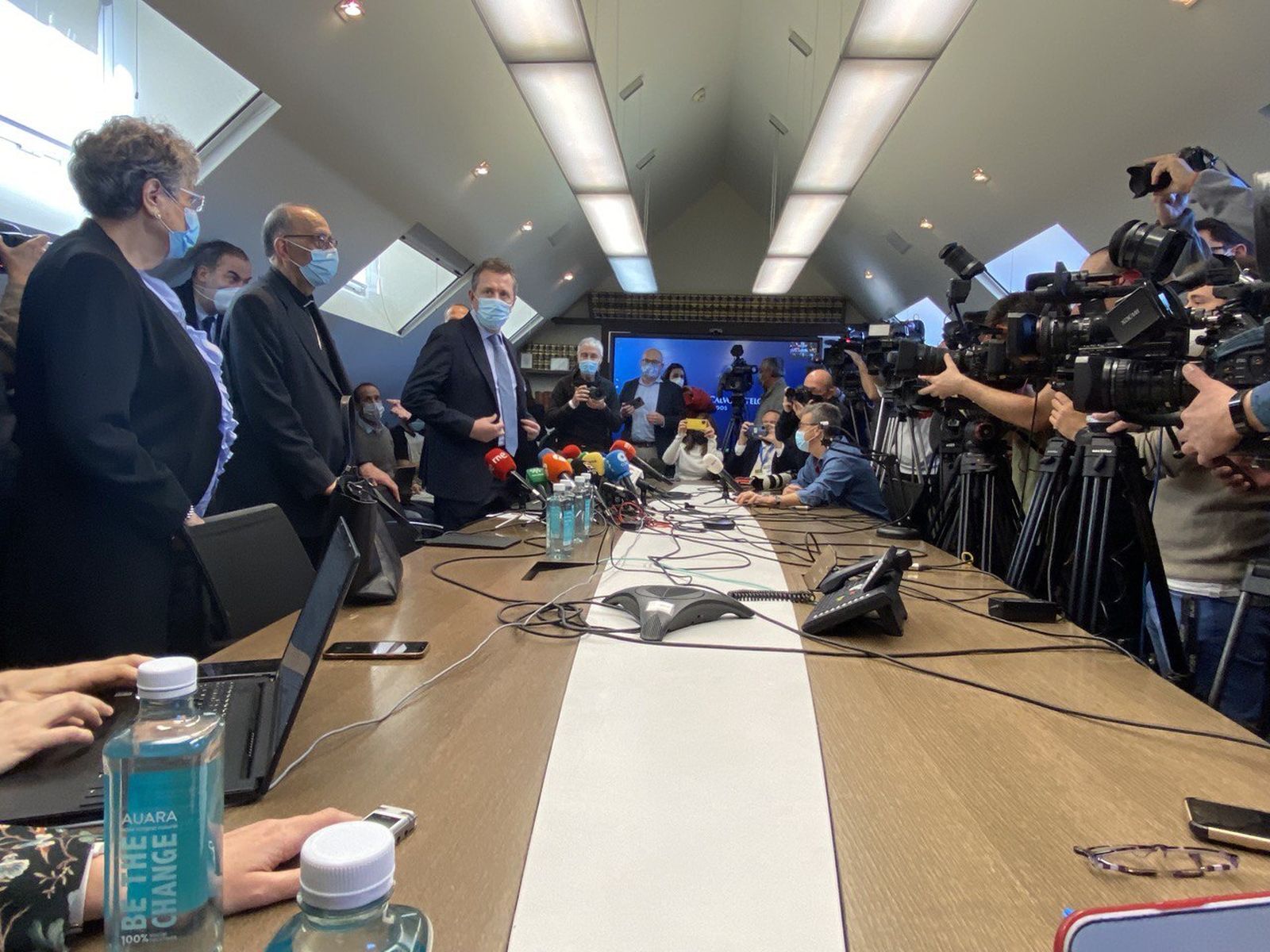 Omella, Cremades y el equipo en la rueda de prensa