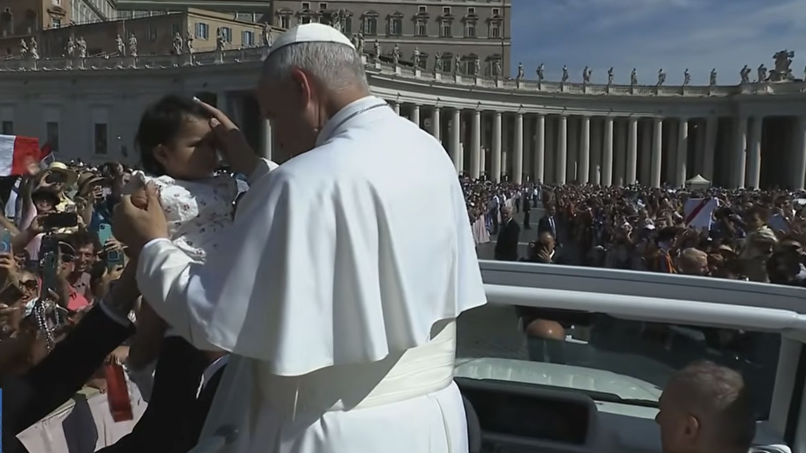 El Papa bendice a un bebé