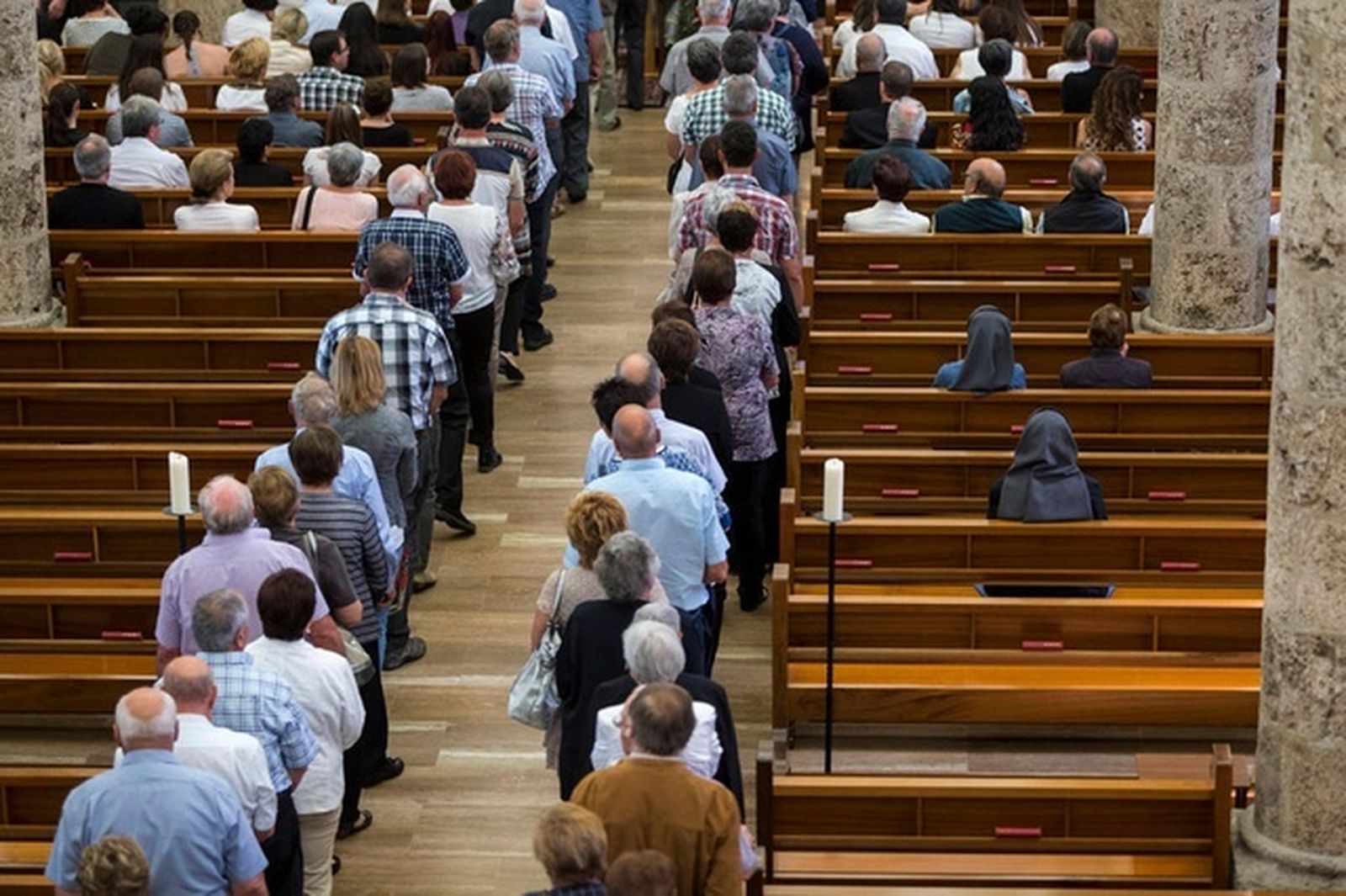 Fieles y religiosas en una iglesia suiza
