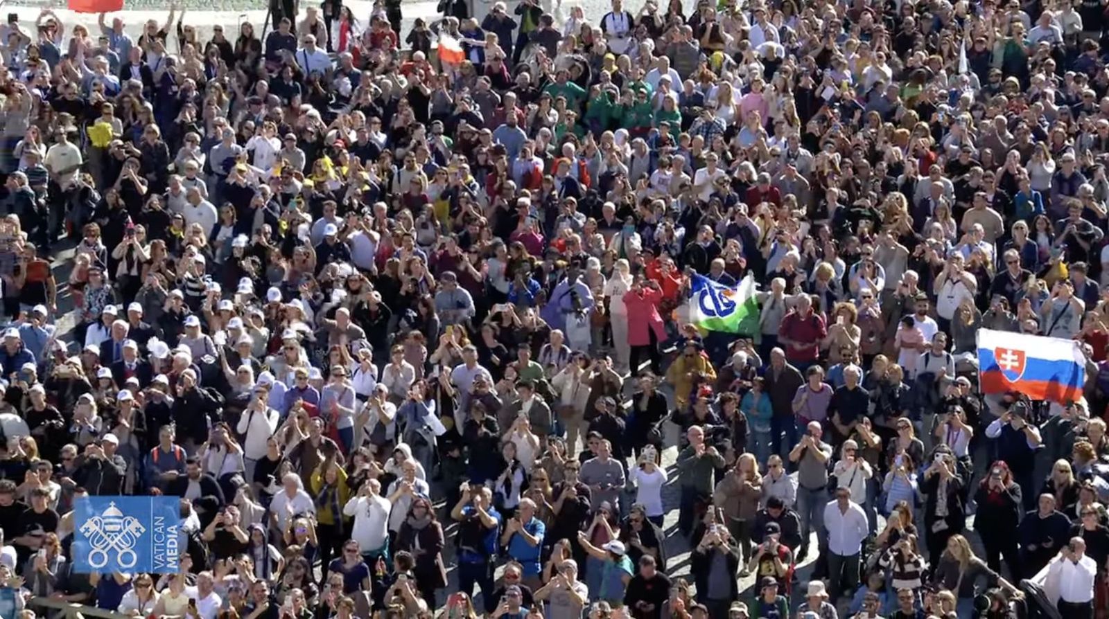 Fieles en la plaza de san Pedro 2
