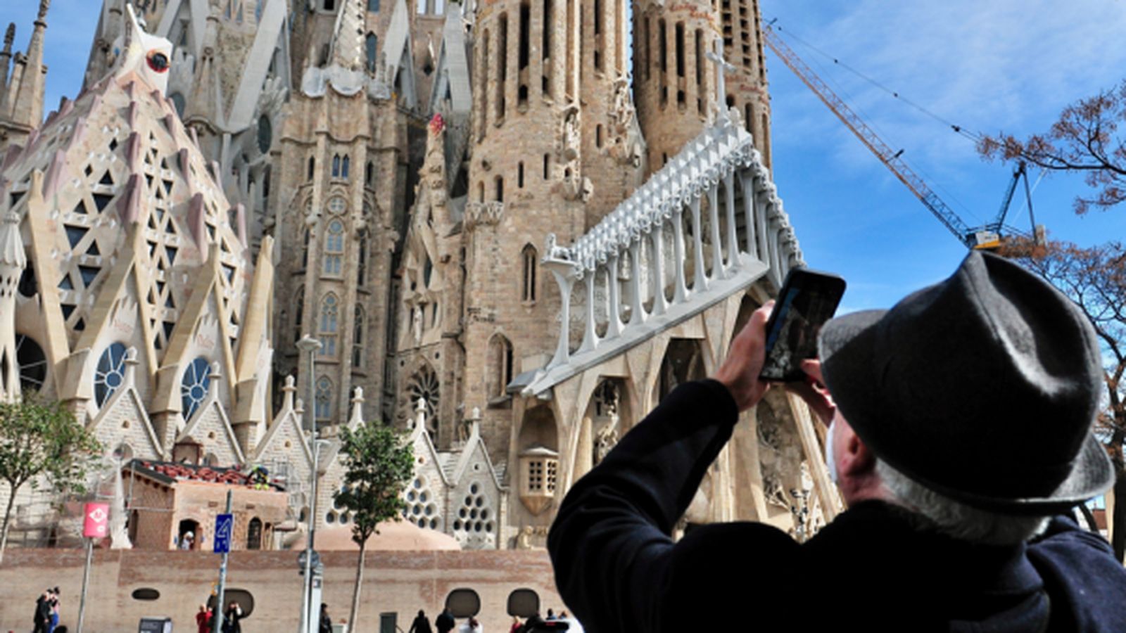 Miradas alzadas y silencio expectante para culminar una obra iniciada hace más de un siglo.